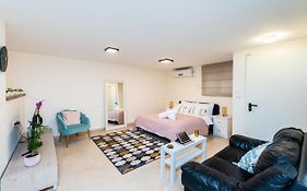 Cosy & Calm Central Getaway Modern Guest Suite By Midrachov 1 Queen Bed